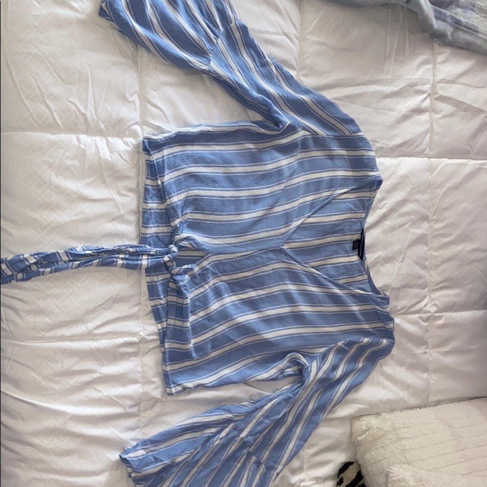 American eagle blue and white flowy blouse!!